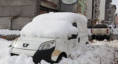 Bastıran kar yağışı araçlara zor anlar yaşattı