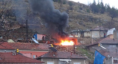 Çadır yangını yürekleri ağza getirdi
