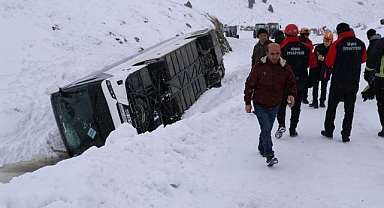 Cenaze yakınlarını taşıyan otobüs devrildi