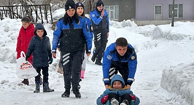 Çocuklarla kaydı, kar topu oynadılar