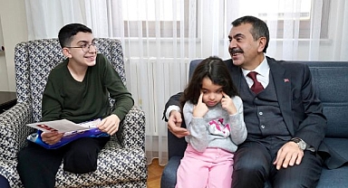 Depremzede öğrenci karnesini Bakan Tekin'den aldı 