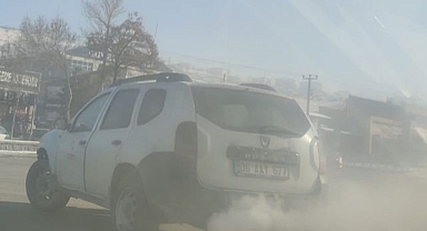 Egzozu bozuk otomobil trafiği birbirine kattı
