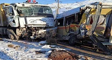 Feci kazada araçlar hurdaya döndü!