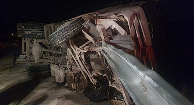 Freni boşalan tır dehşet saçtı