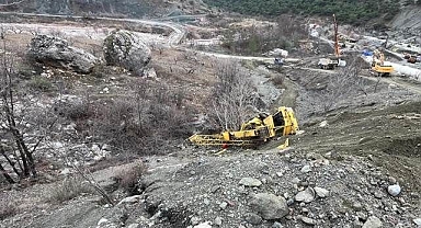 Freni boşalan vinç şarampole uçtu
