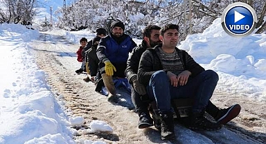 Gençler kızaklarla karın tadını çıkardı