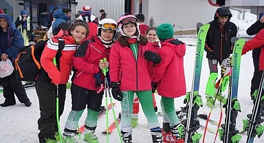 Göl manzaralı tesislerde kayak keyfi