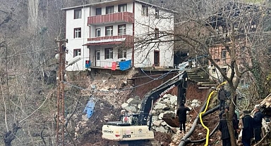 Heyelan, 3 katlı binayı tahliye ettirdi