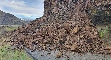 Heyelanın kapattığı köy yolu ulaşıma açıldı