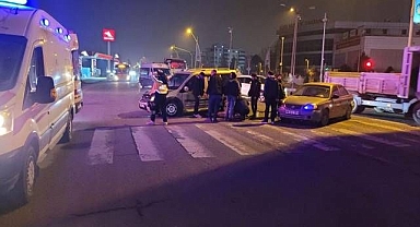 İki araç kavşakta çarpıştı!