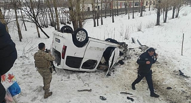 İki kamyonet çarpıştı 7 kişi yaralandı 