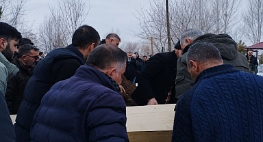 İntihar eden öğrenciler toprağa verildi 