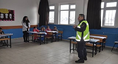 Jandarma ekiplerinden öğrencilere trafik eğitimi