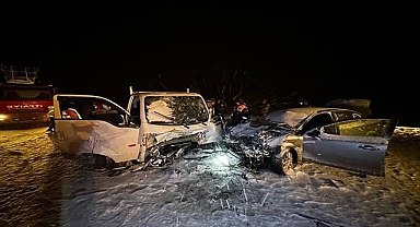Kamyonet ile otomobilin çarpıştı!