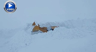 Kar kalınlığı 4 metreye ulaştı, kepçe kayboldu!
