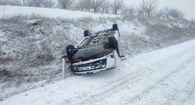 Kar yağışı kazayı getirdi, otomobil takla attı
