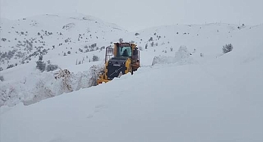 Kar yolları kapattı!