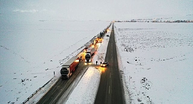 Kar yolları kapattı! Trafik felç oldu