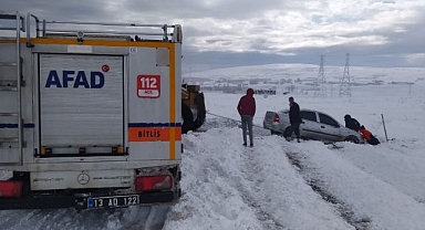 Kara saplanan otomobilin imdadına ekipler yetişti