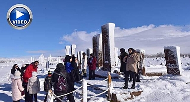 Karla bütünleşen tarihi mezarlığa ziyaretçi akını