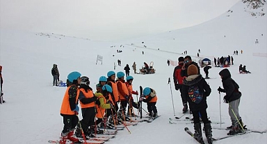 Karnesini alan minikler pistlere koştu