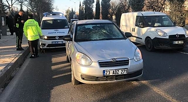 Karşıdan karşıya geçmeye çalışırken araba çarptı!
