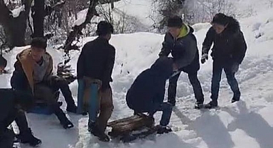 Kepçe operatörü çocukların talebini kırmadı