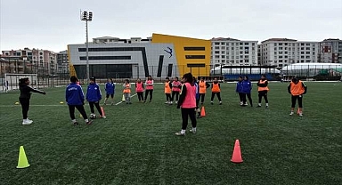Kız futbolcular milli takım hayali kuruyor