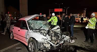 Kontrolden çıkan otomobil refüje çarptı