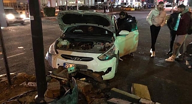 Kontrolden çıkınca direğe çarptı 