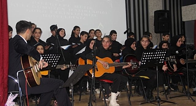 Köy okulu öğrencileri grup kurdu, konser verdi