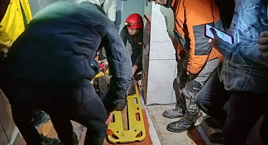 Küçük çocuğu asansör boşluğundan çıkardılar