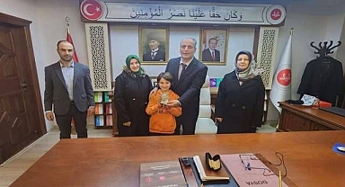 Kumbarasını Filistinli çocuklara bağışladı