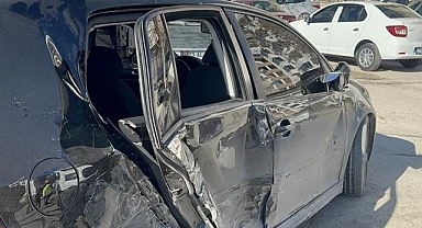 Minibüs ile otomobil çarpıştı!