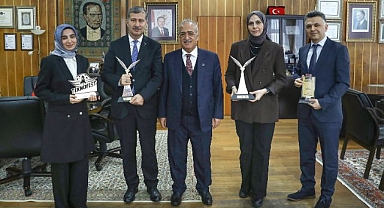 Ödüllü akademisyenlerden Rektör Çomaklı’ya ziyaret