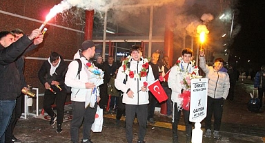 Olimpiyat fatihi meşalelerle karşılandı