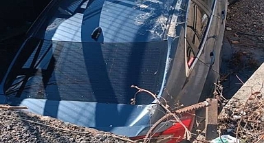 Otomobil ile çarpışan araç sulama kanalına düştü