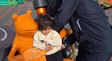 Parkta sıkışan çocuğu itfaiye ekipleri kurtardı