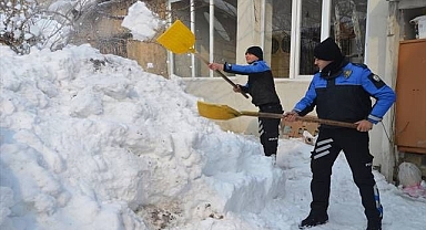 Polis vatandaş el ele kar temizliği!
