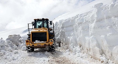Saatler sonra 11 köy yolu ulaşıma açıldı   