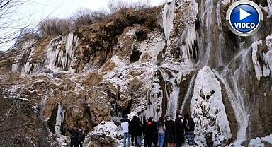 Şelale buz tuttu, görenler hayran kaldı