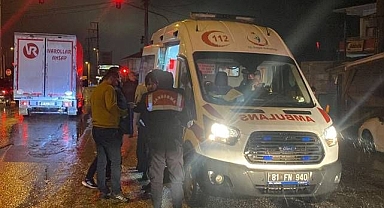Servis minibüsü ile otomobil çarpıştı