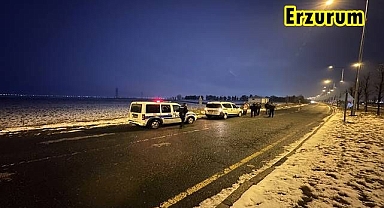Seyir halindeki araçtan atladı