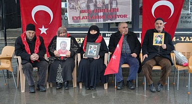 Soğuğa rağmen evlat nöbetine devam ettiler
