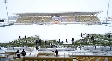 Taraftarlar kürekleriyle stadyumda!