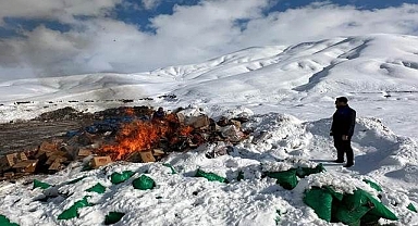 Tarihi geçmiş bir kamyon gıda imha edildi