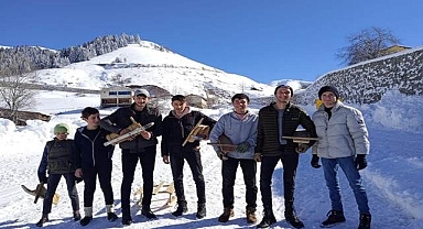 Tatilin keyfini tahta kızaklarla çıkartıyorlar