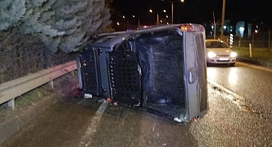 Tıra çarpıp karşı şeride geçti