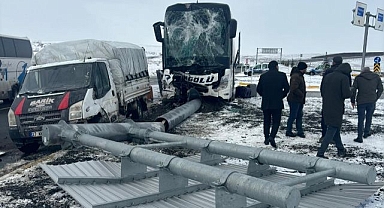 Yolcu otobüsü ile kamyonet çarpıştı