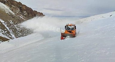 Yollar kapandı, araçlar kara gömüldü